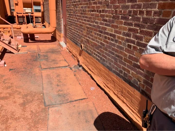 Low, fragile counterflashings (typ.) 