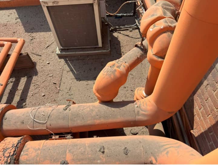 Note dirt on pipes which must cleaned 